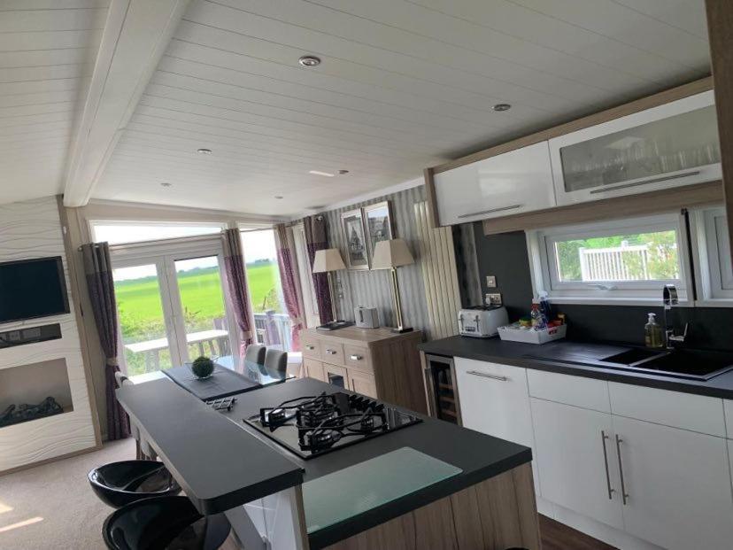 Muscovy Lodge With Hot Tub At Tattershall Lakes Country Park ภายนอก รูปภาพ