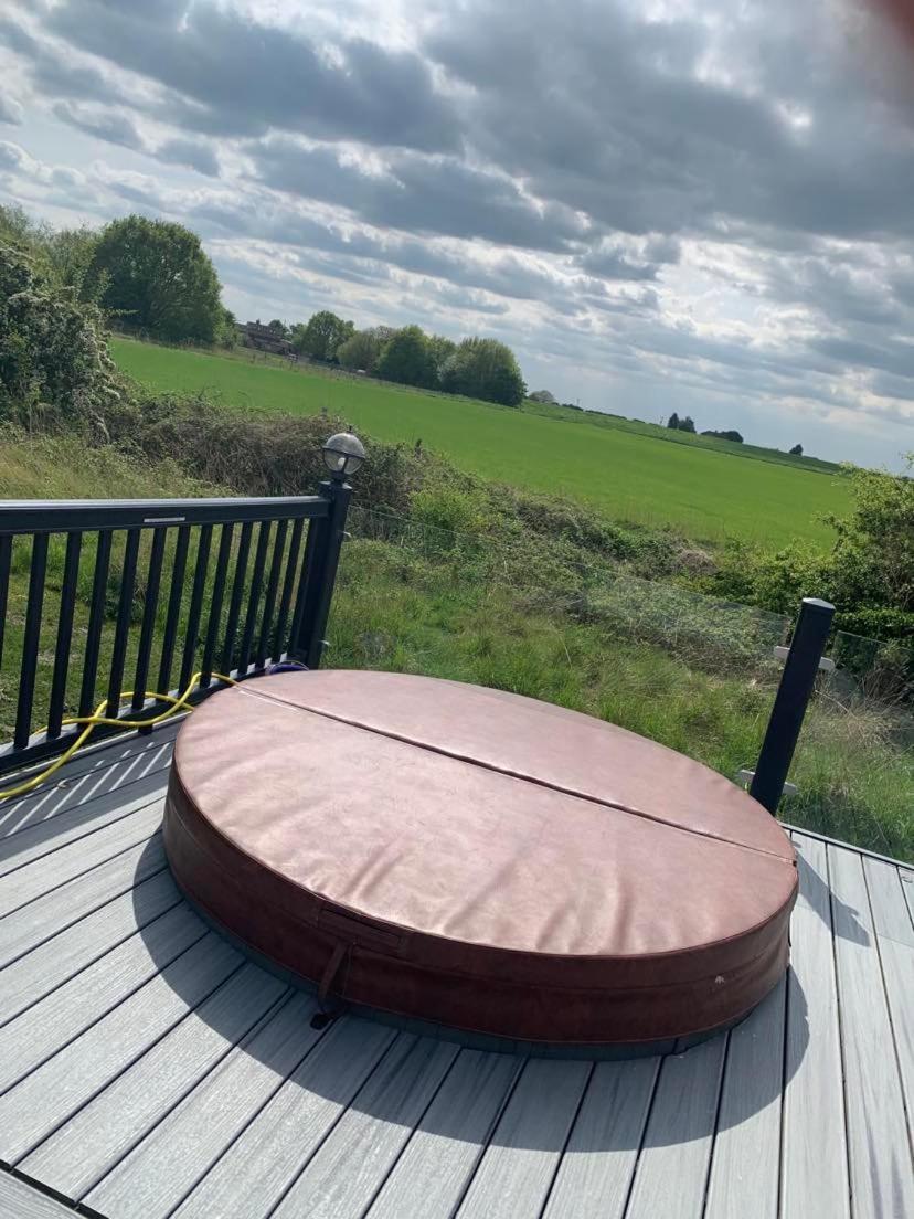 Muscovy Lodge With Hot Tub At Tattershall Lakes Country Park ภายนอก รูปภาพ
